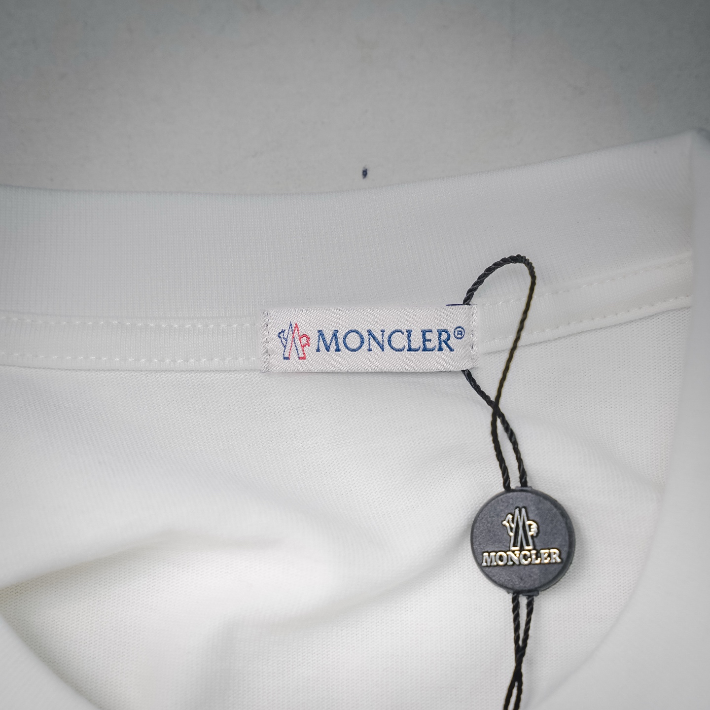 Mon embroiderd badge t-shirt