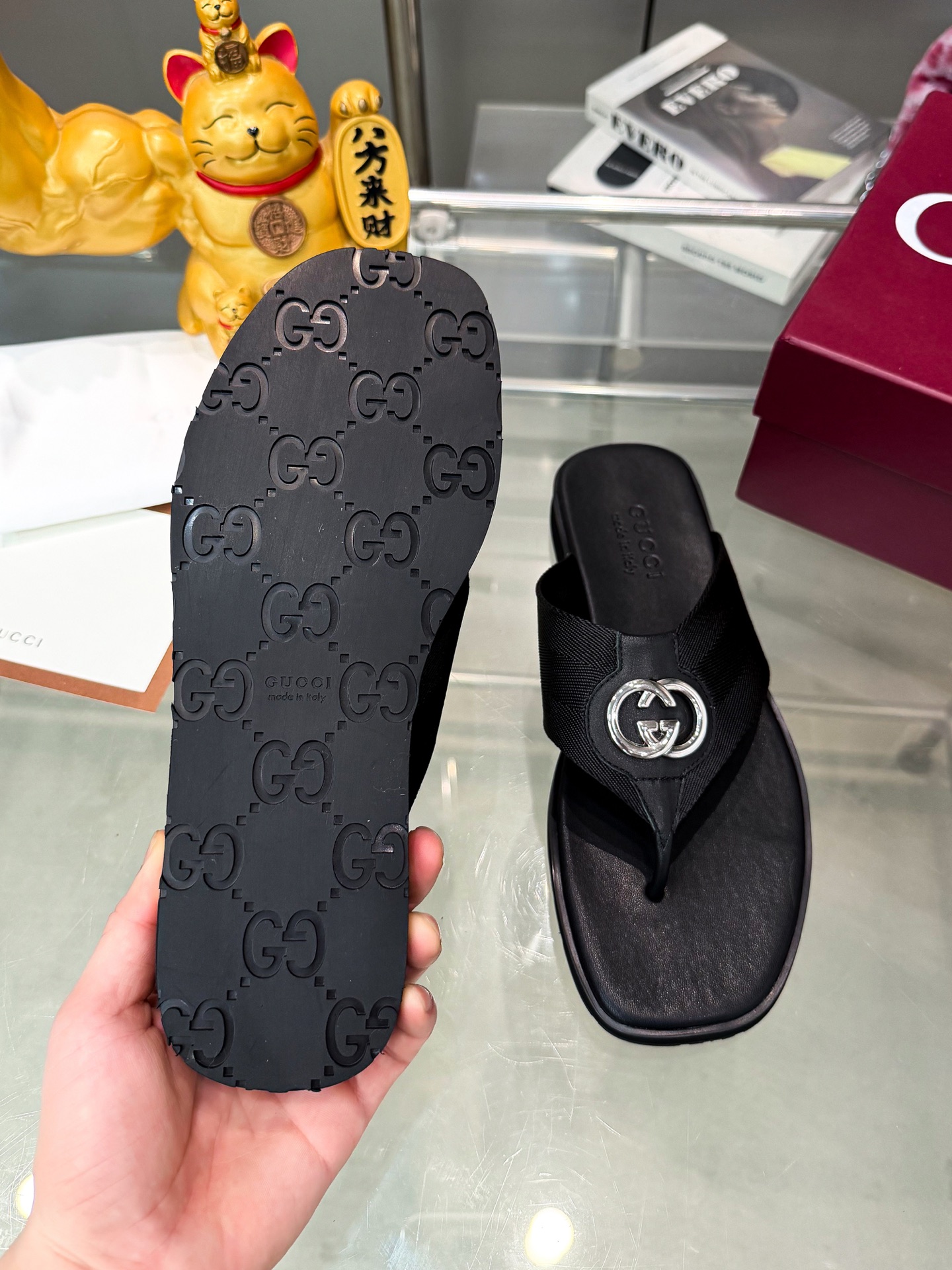 Guc slippers