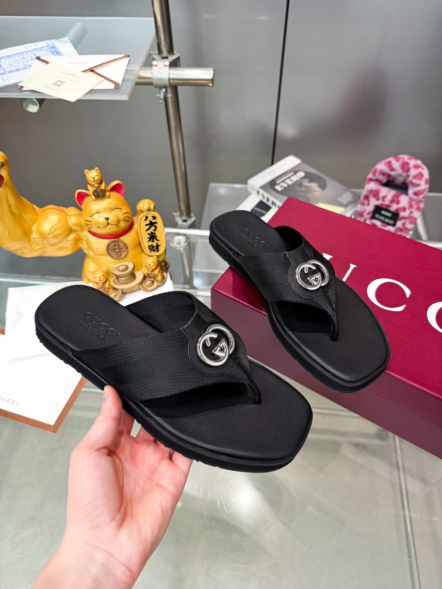 Guc slippers