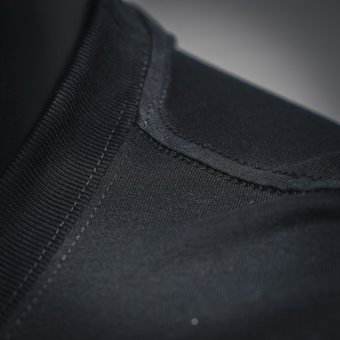 Loe pocket zip t-shirt
