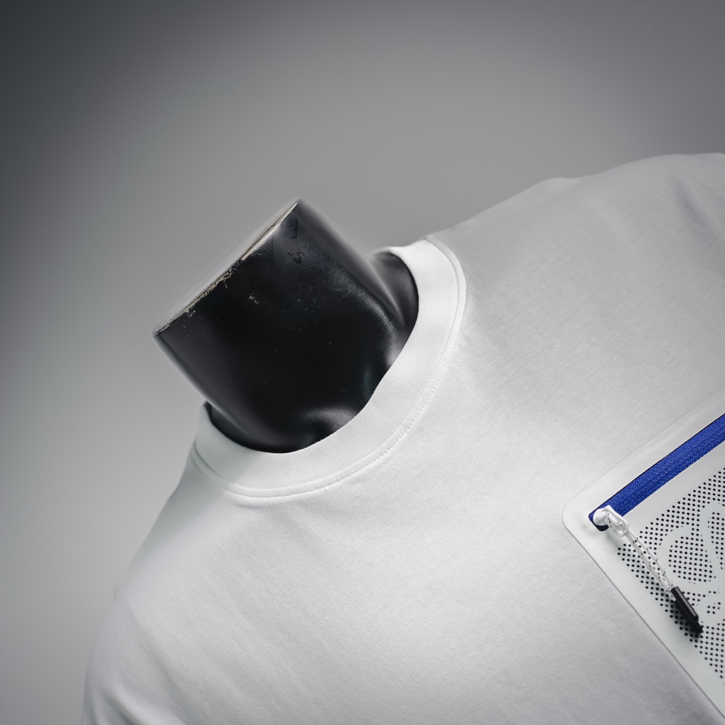 Loe zip pocket t-shirt