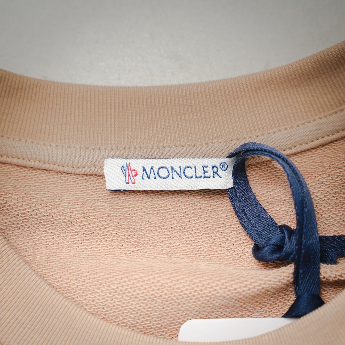 Mon whit a pockets t-shirt