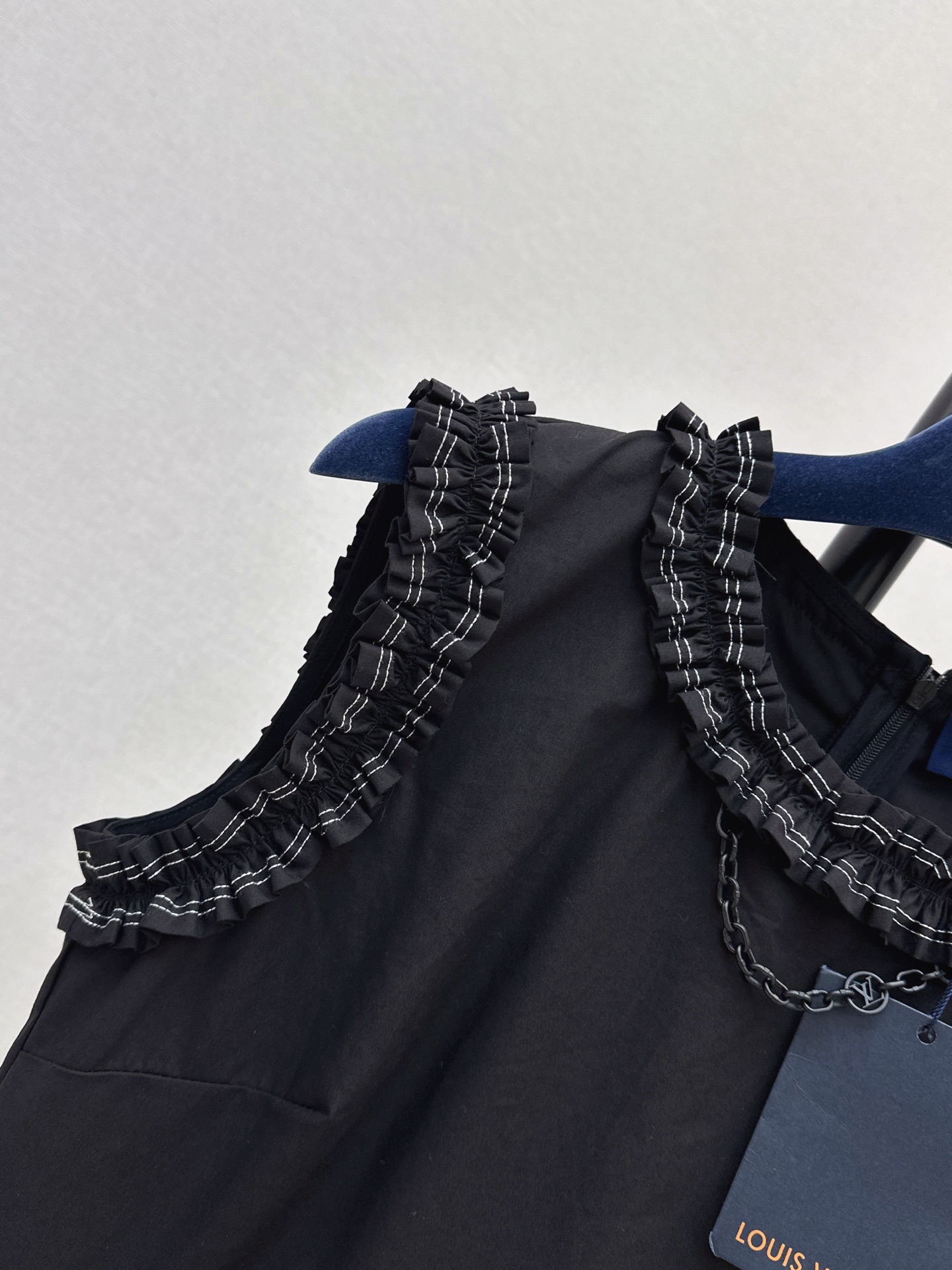 Loui 26ss ruffle sleeveless top