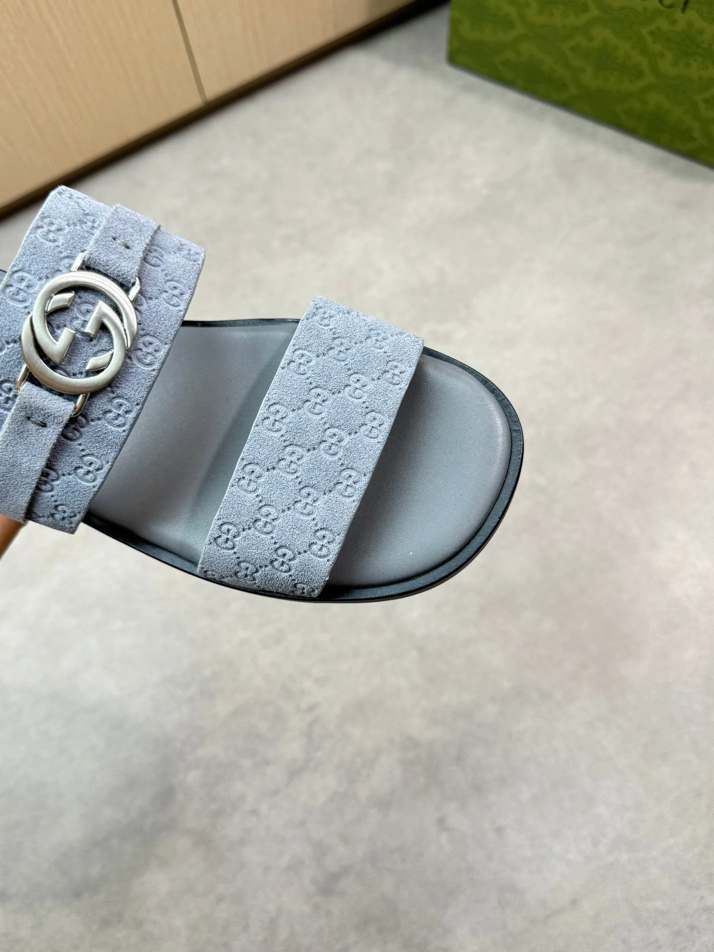 guc 25ss leather slippers