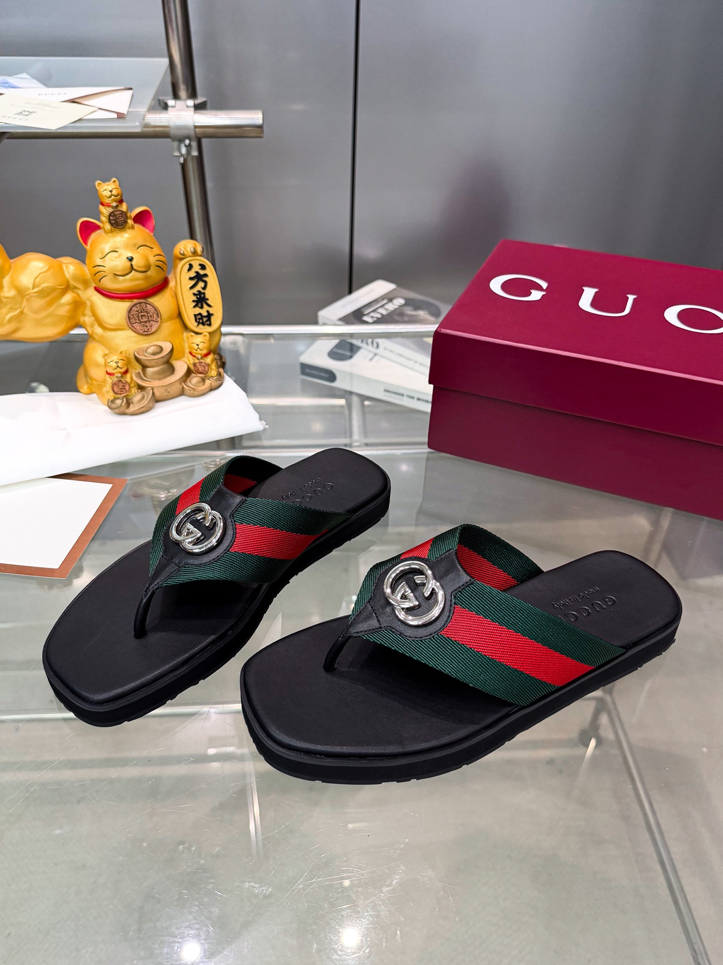 Guc slippers