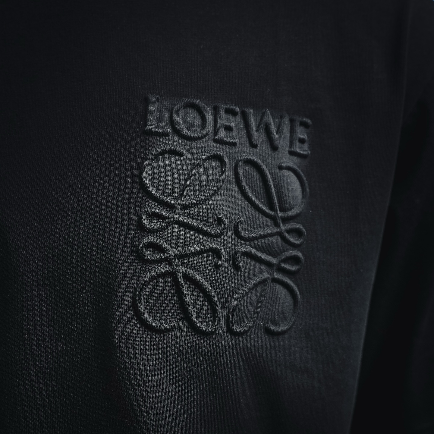 Loe emboosed badge t-shirt