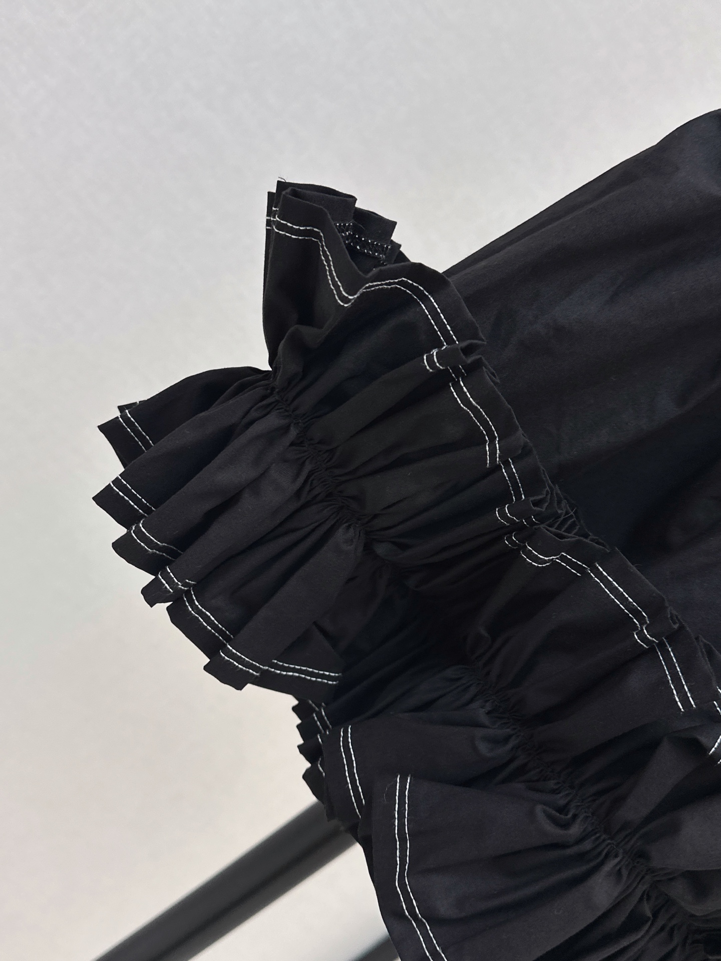 Loui 26ss ruffle sleeveless top