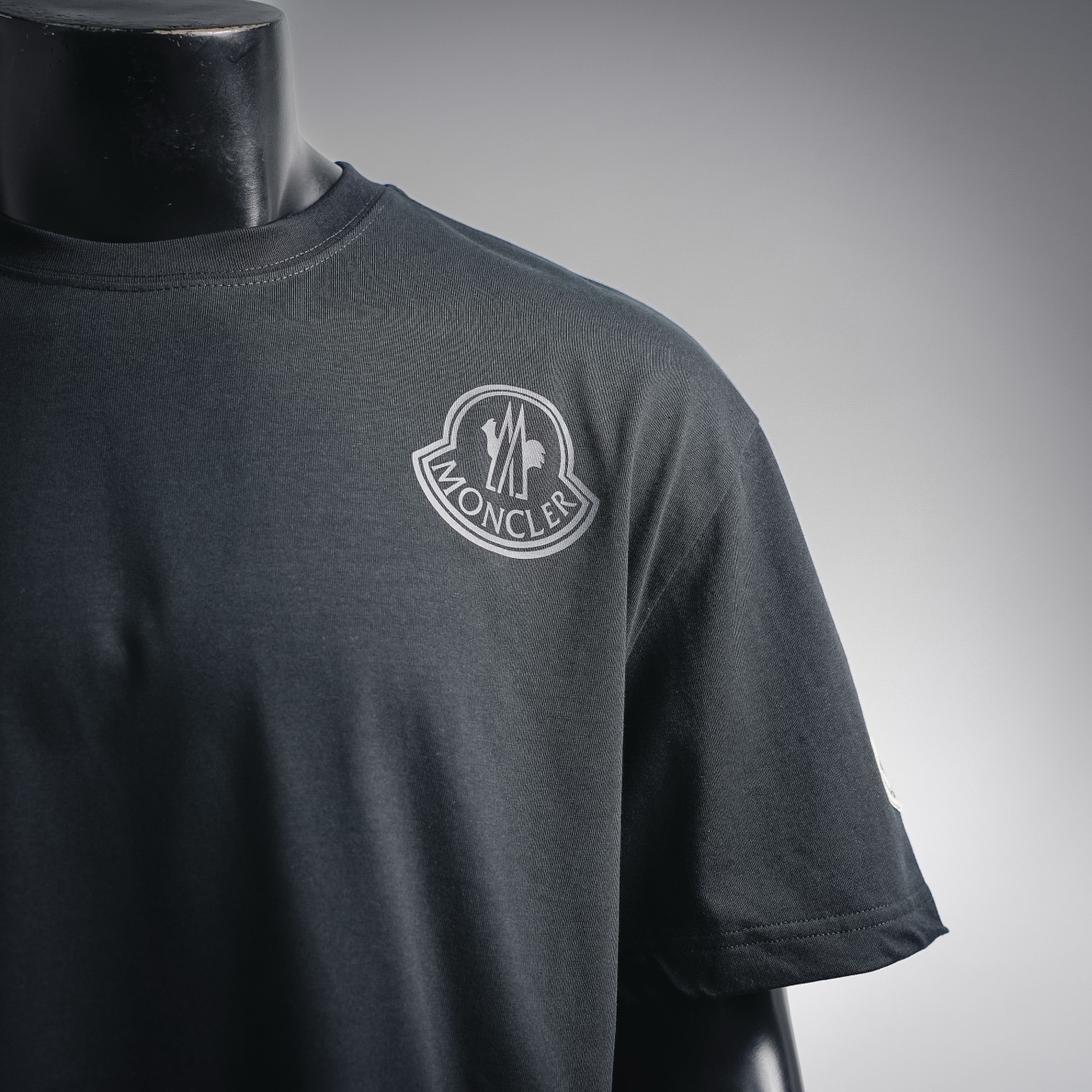 Mon badge embroidered t-shirt