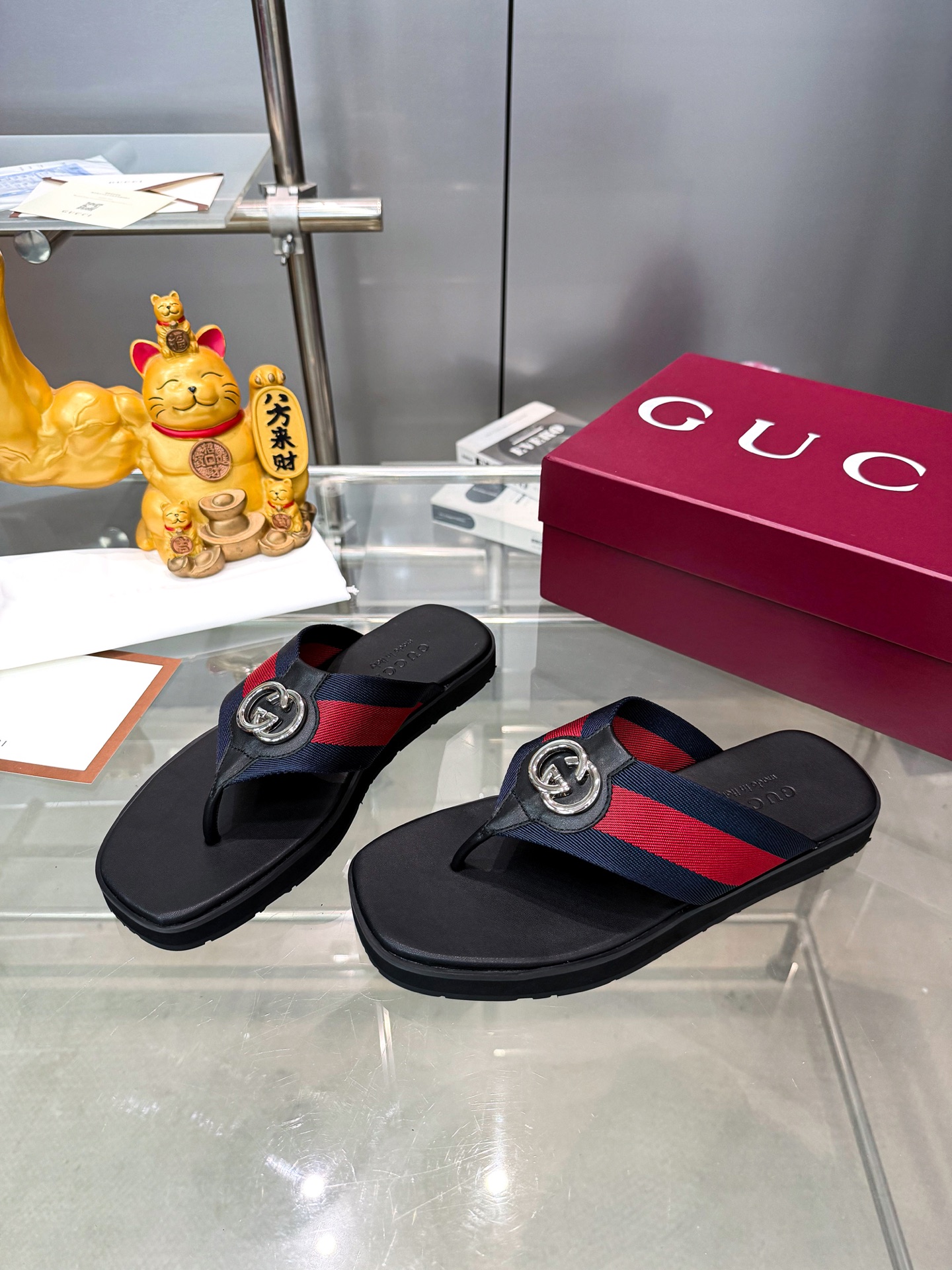 Guc slippers