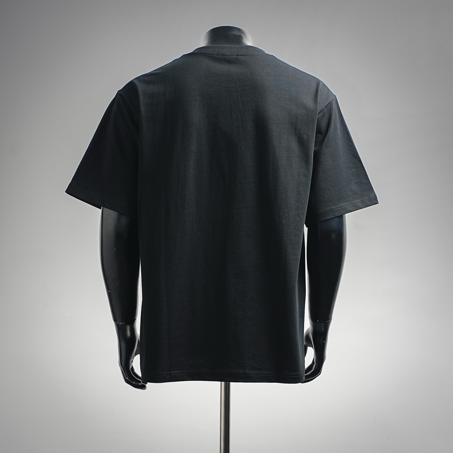 Loe emboosed badge t-shirt