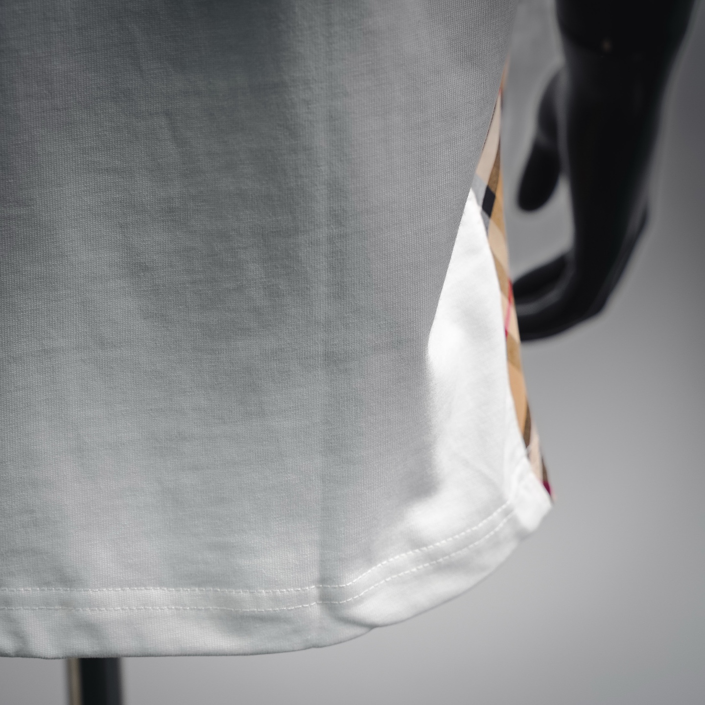 Bur embroidered plaid t-shirt