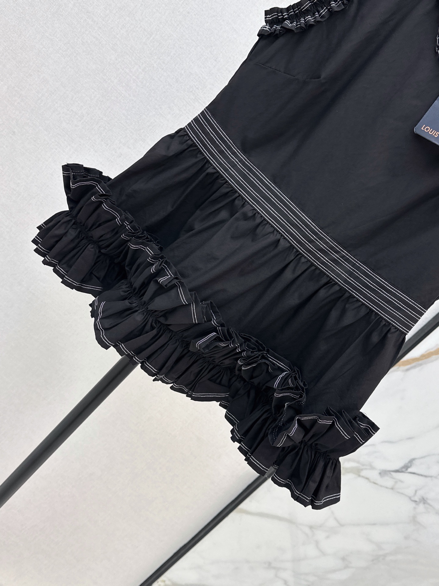 Loui 26ss ruffle sleeveless top