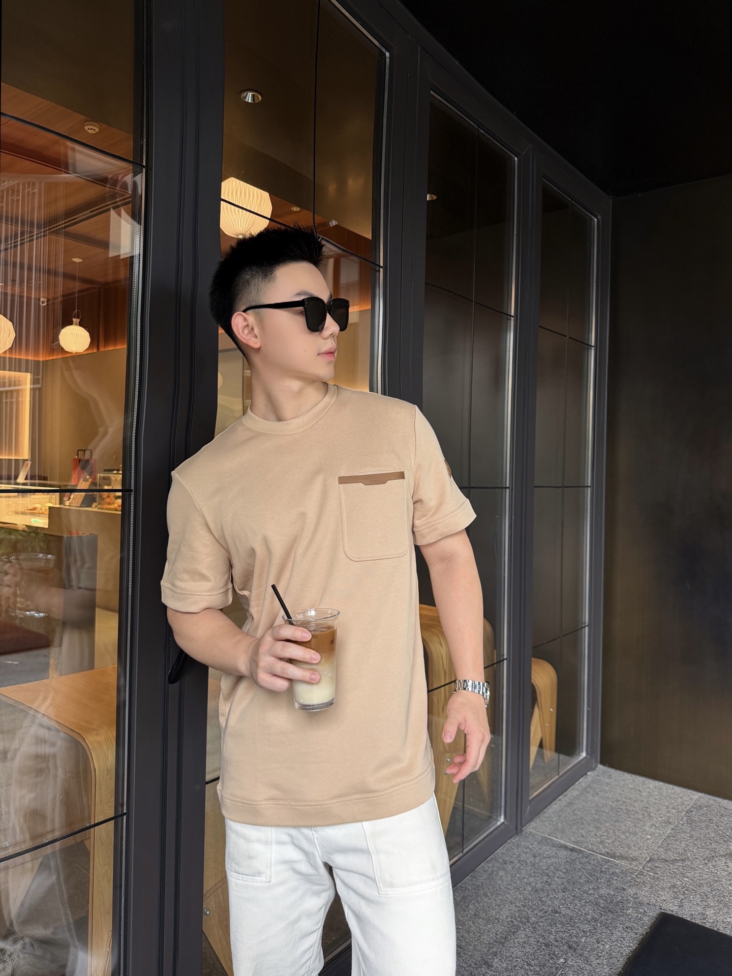 Mon whit a pockets t-shirt