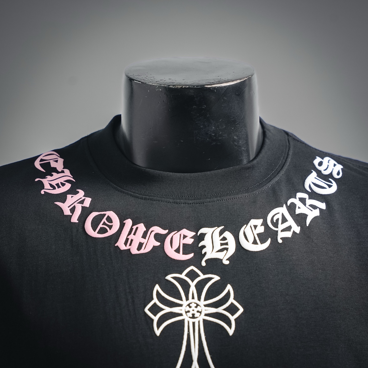 Chrome cross necklace print t-shirt