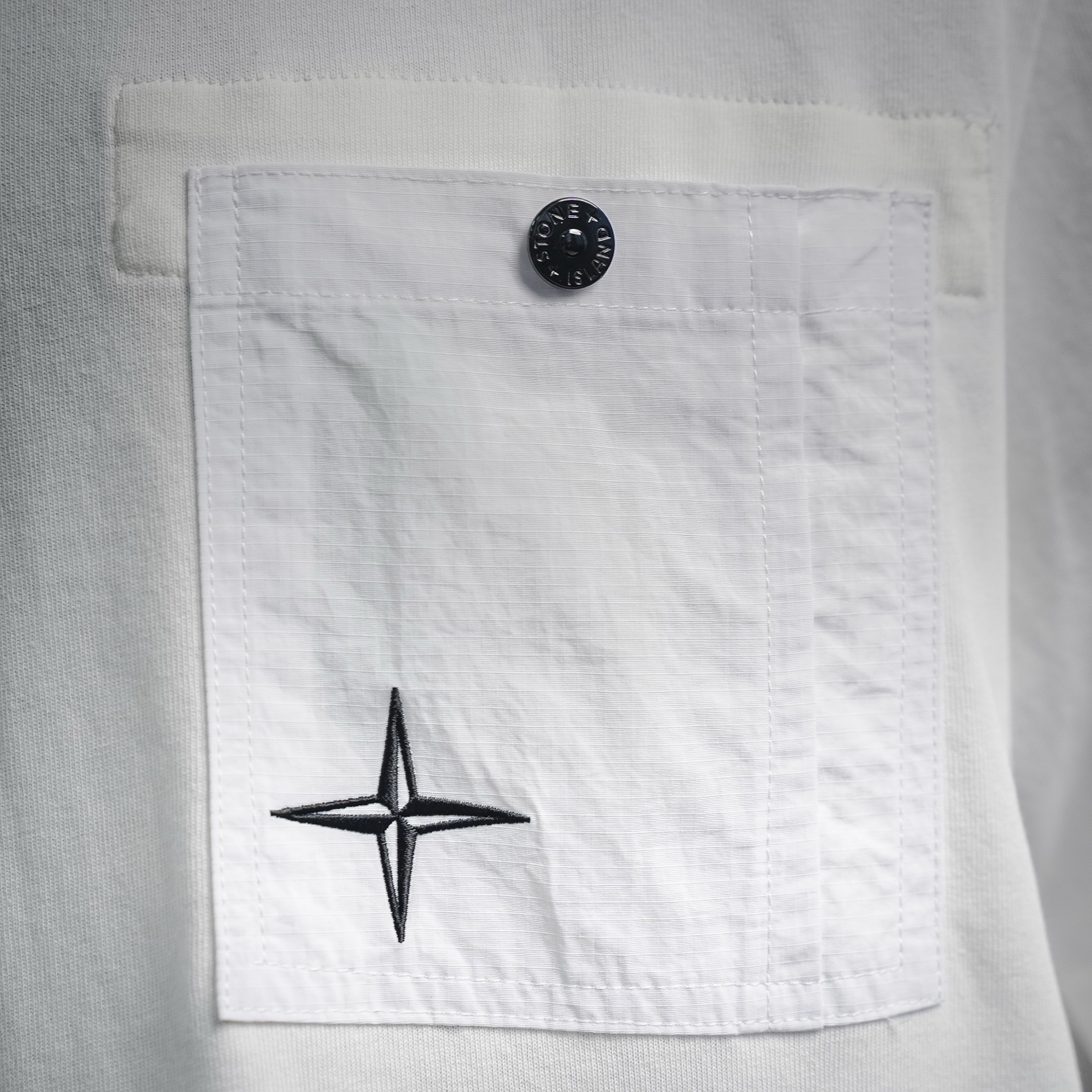 Stone whit a pocket t-shirt