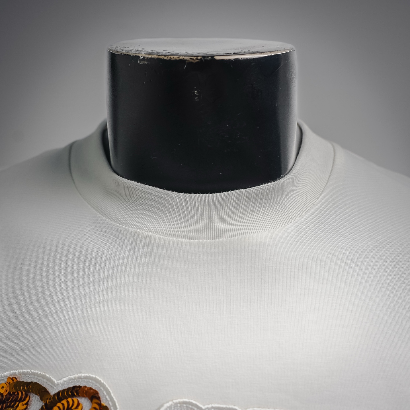 Louis sequin chenille patch t-shirt