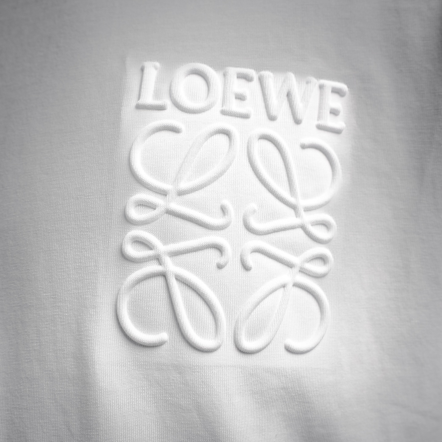 Loe emboosed badge t-shirt