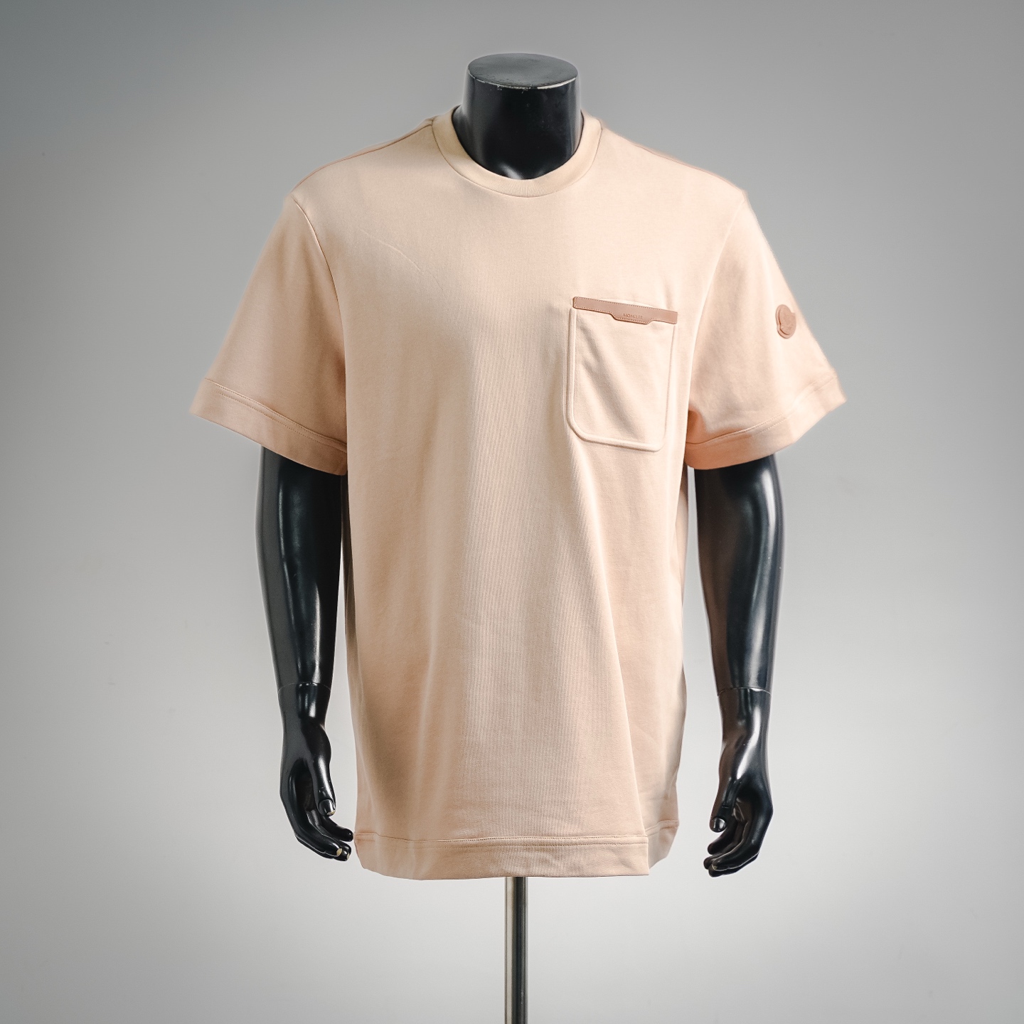 Mon whit a pockets t-shirt