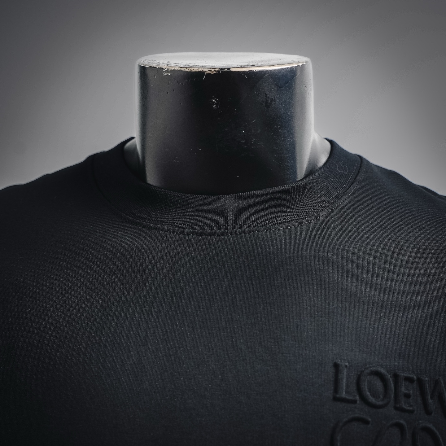 Loe emboosed badge t-shirt