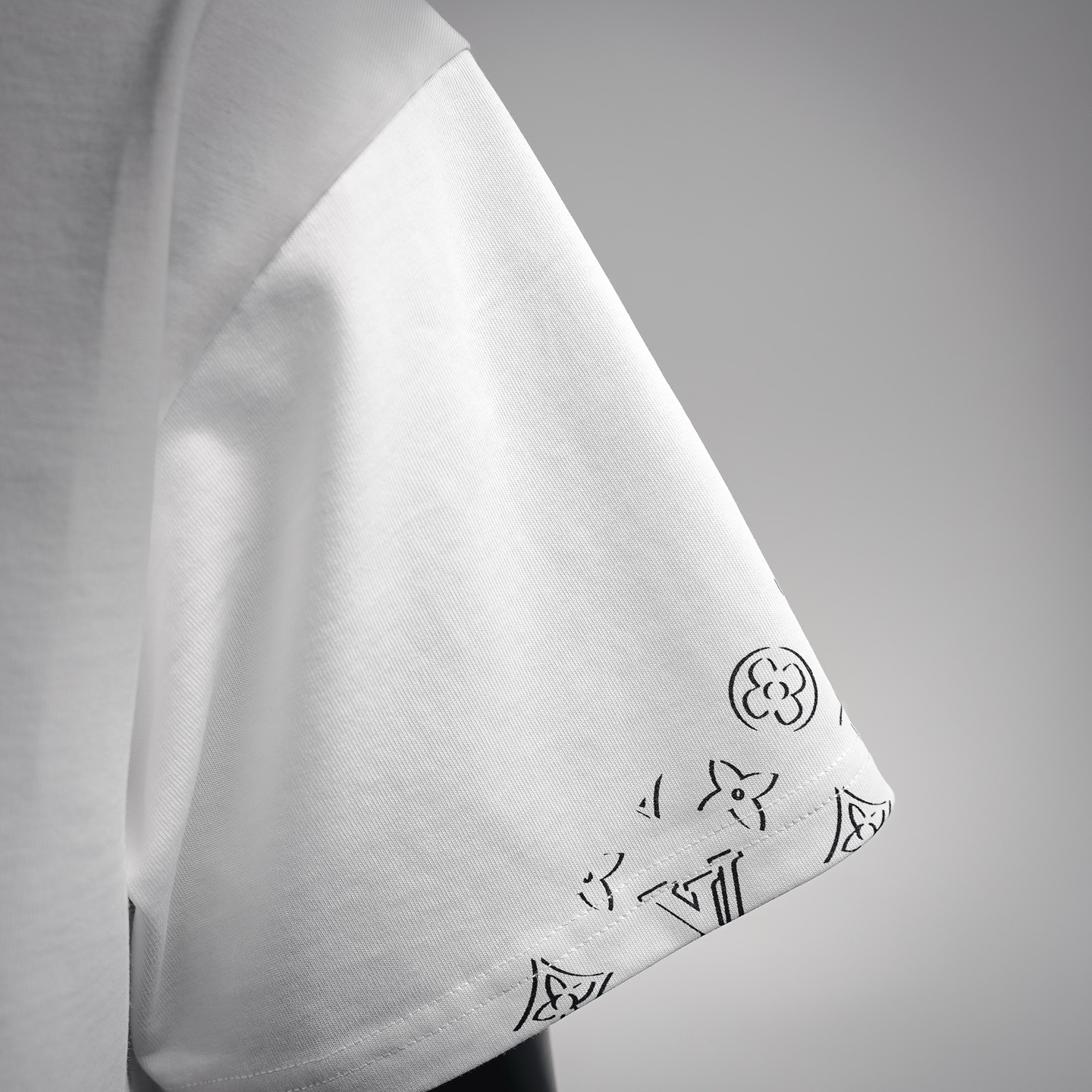 Louis letther badge embroidered t-shirt