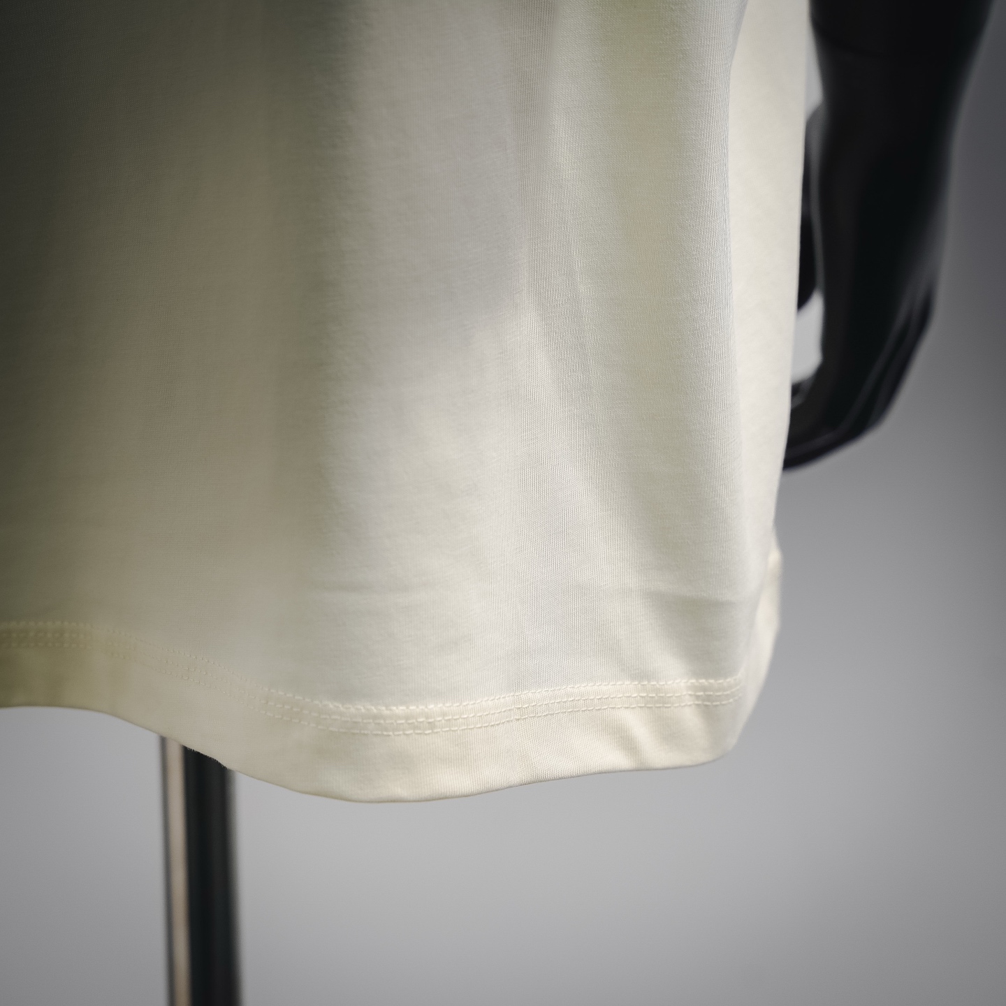 Bur flocked pattern t-shirt