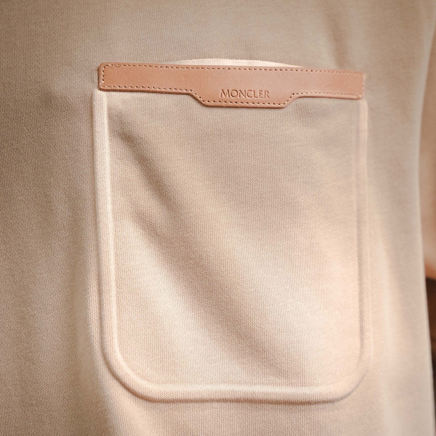 Mon whit a pockets t-shirt