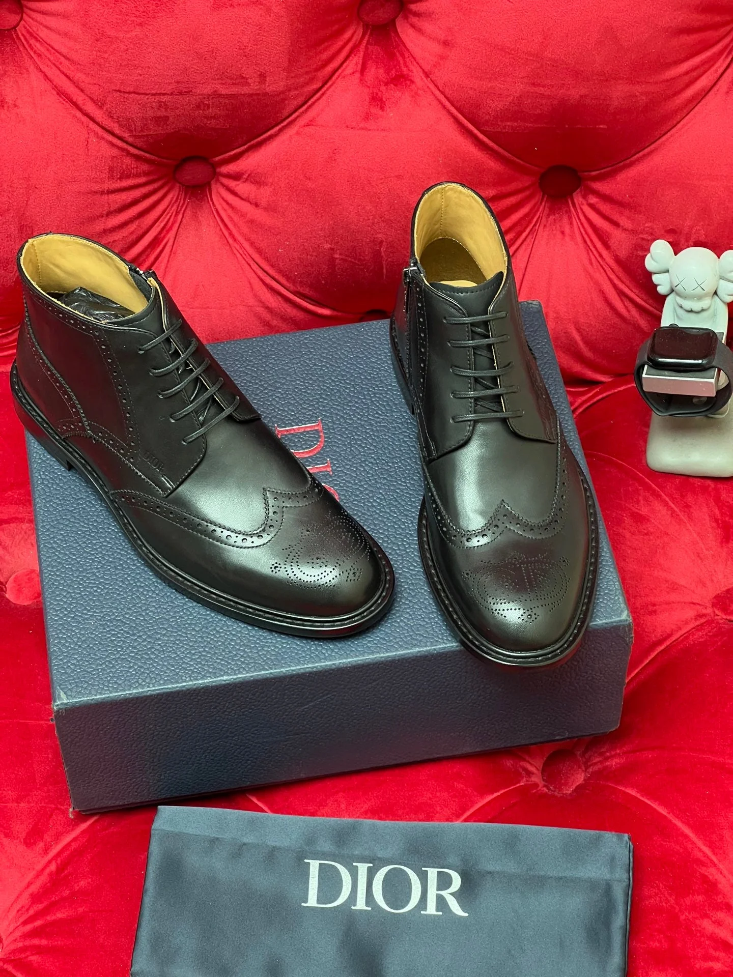 CD leather shoes