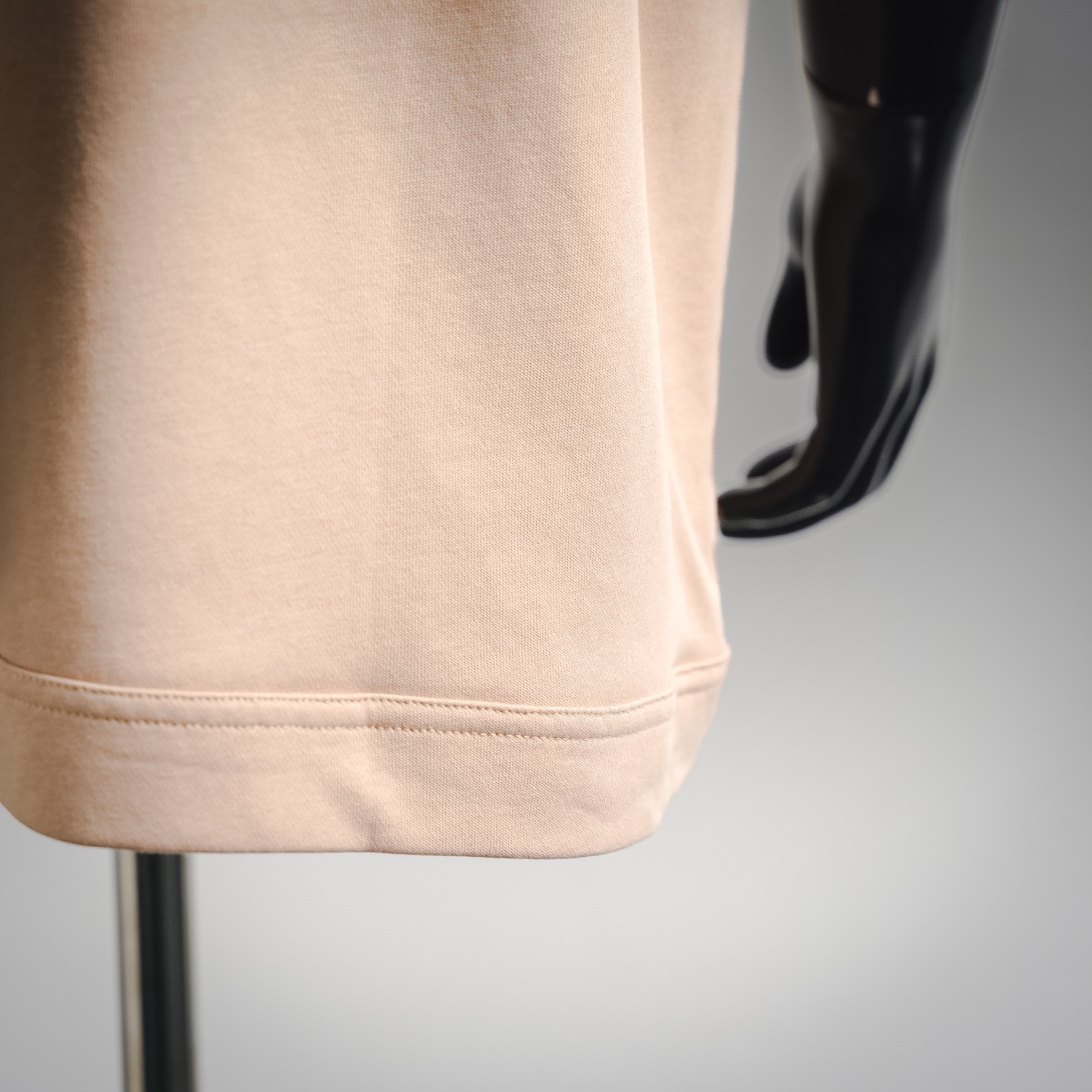 Mon whit a pockets t-shirt