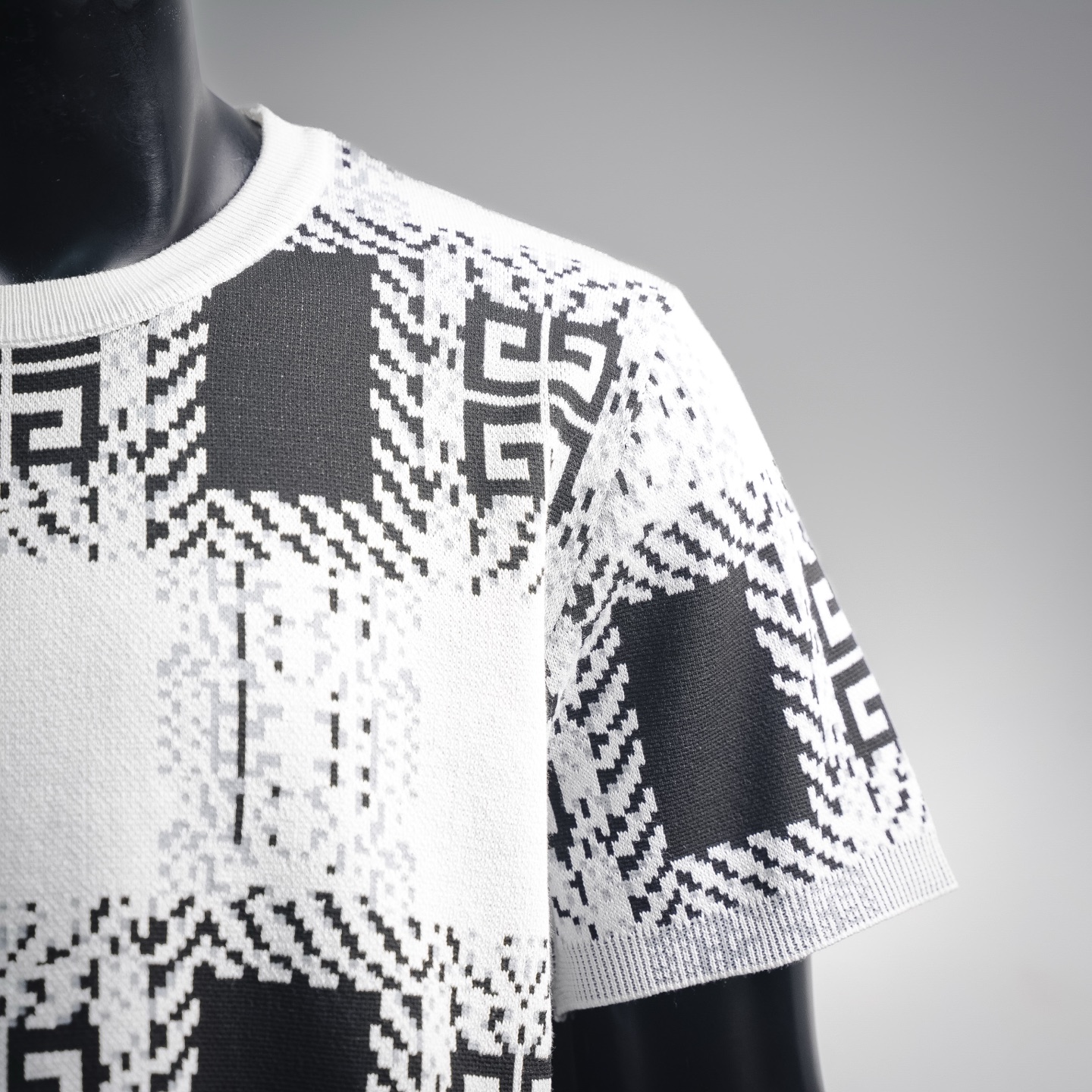 Given jacquard knitted t-shirt