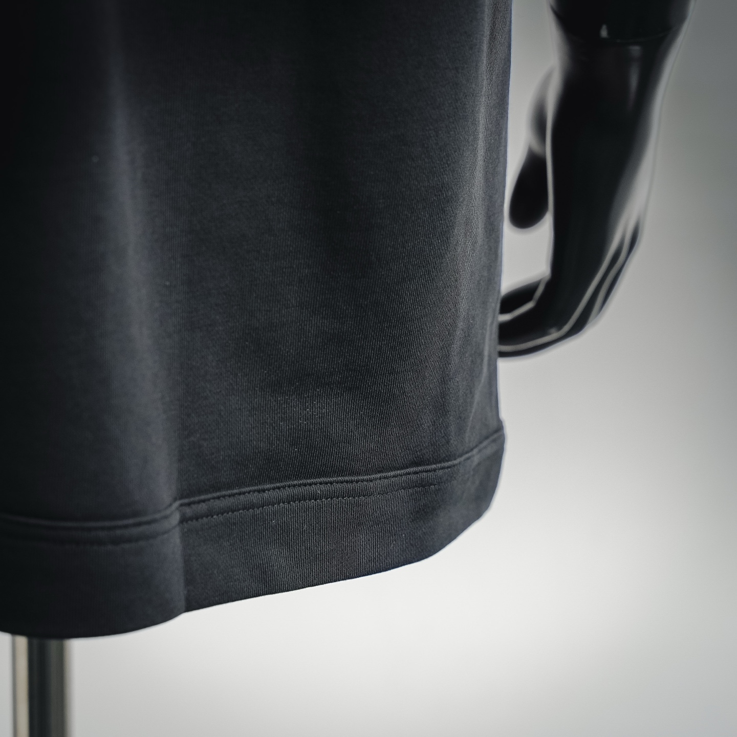 Mon whit a pockets t-shirt