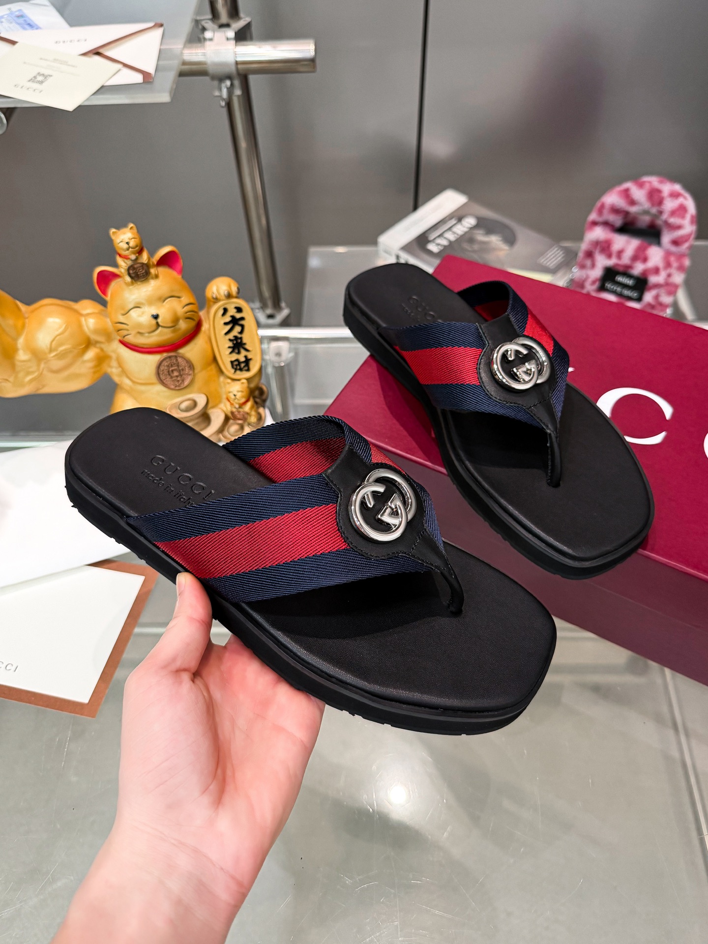 Guc slippers