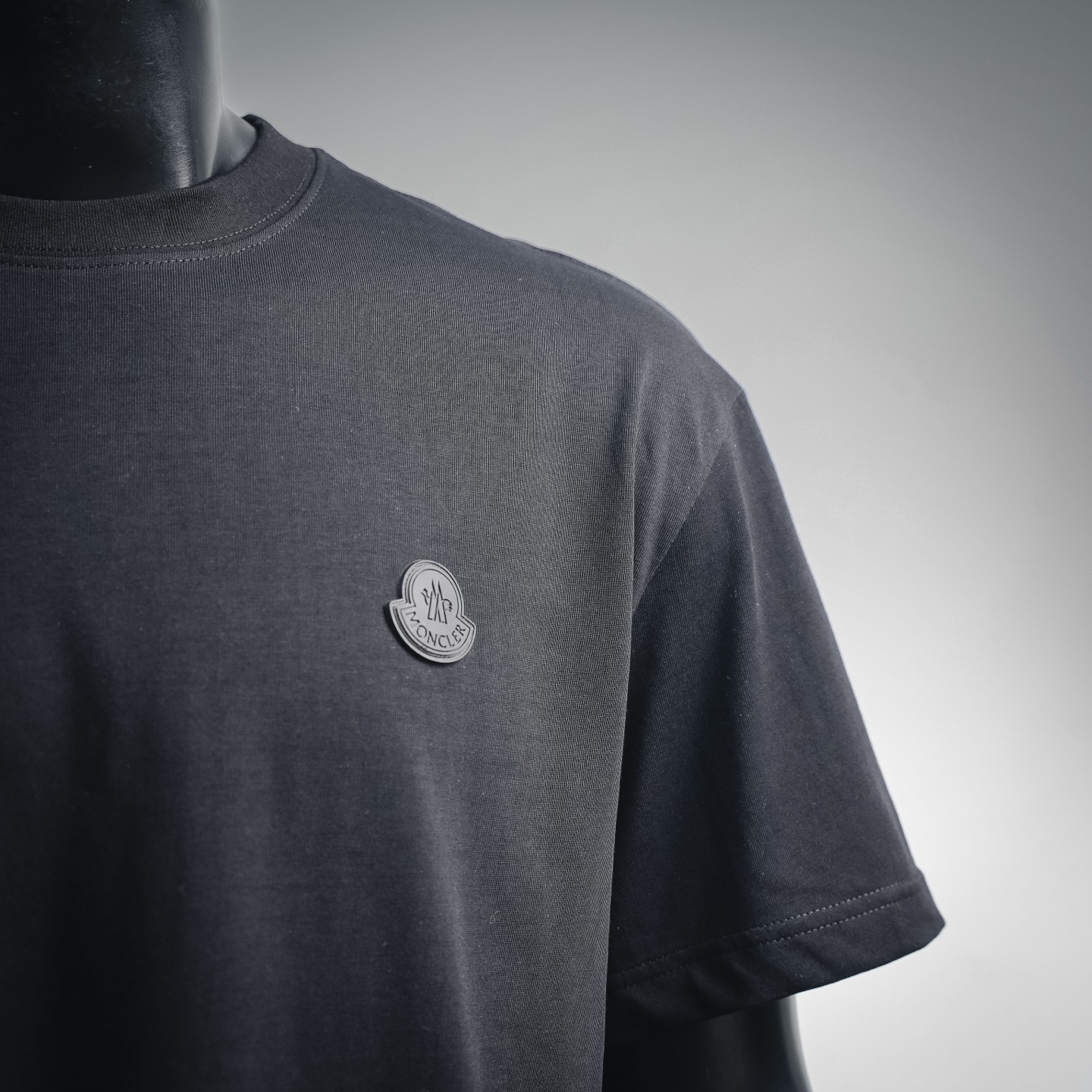 Mon embroiderd badge t-shirt