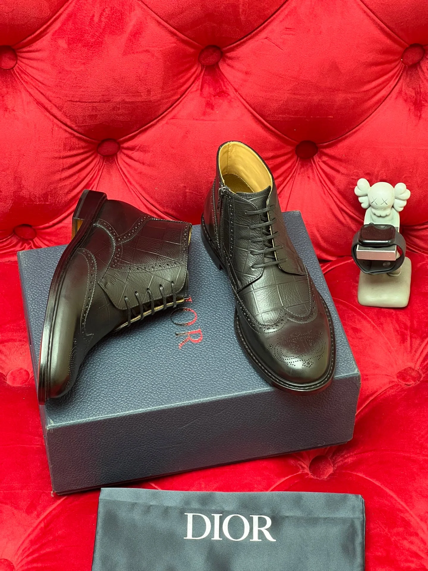 CD leather shoes