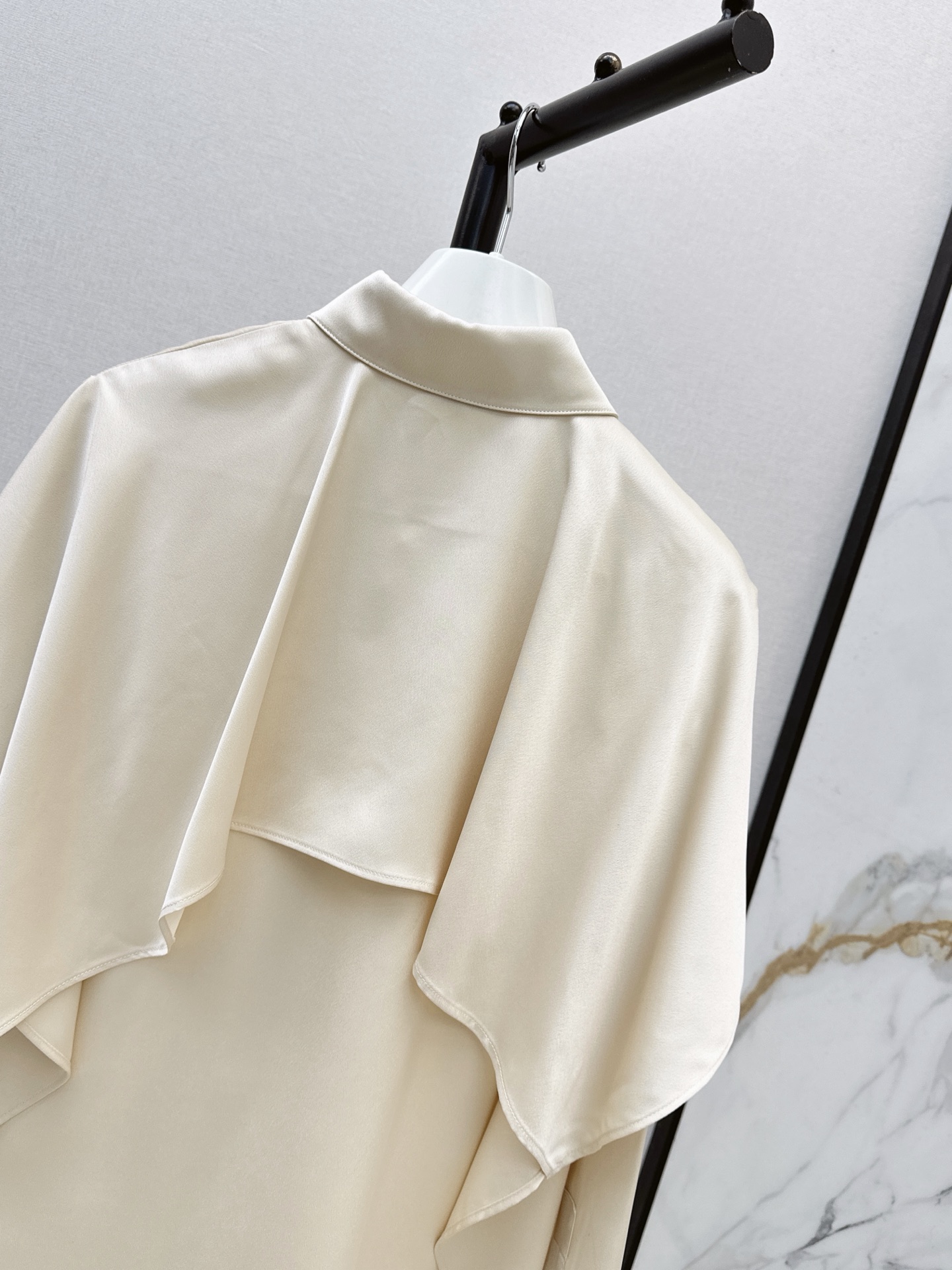 Loe 26fw asymmertic shirt