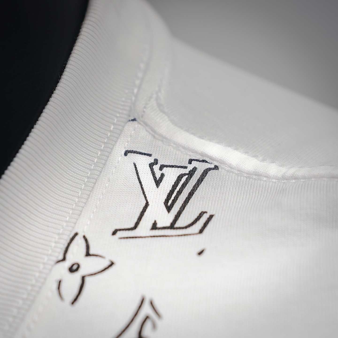 Louis letther badge embroidered t-shirt