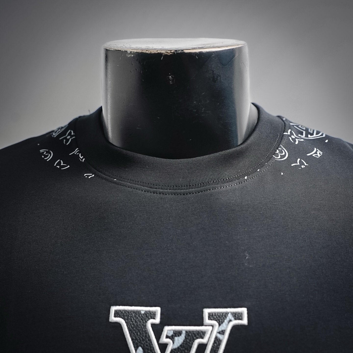 Louis letther badge embroidered t-shirt