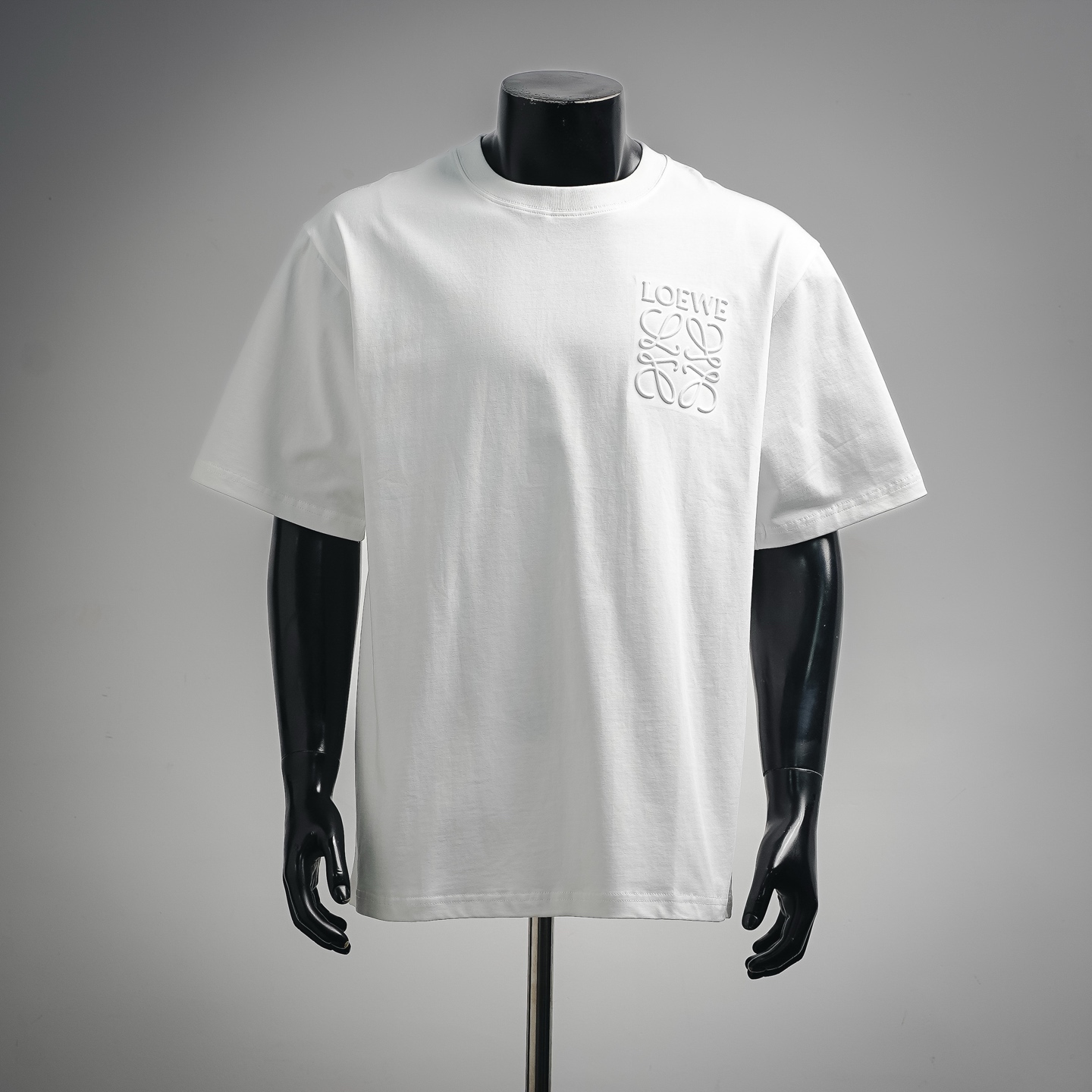 Loe emboosed badge t-shirt