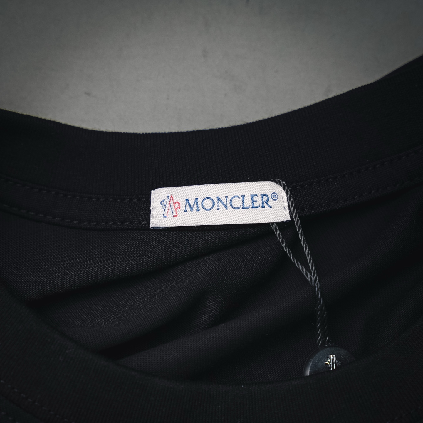 Mon embroiderd badge t-shirt