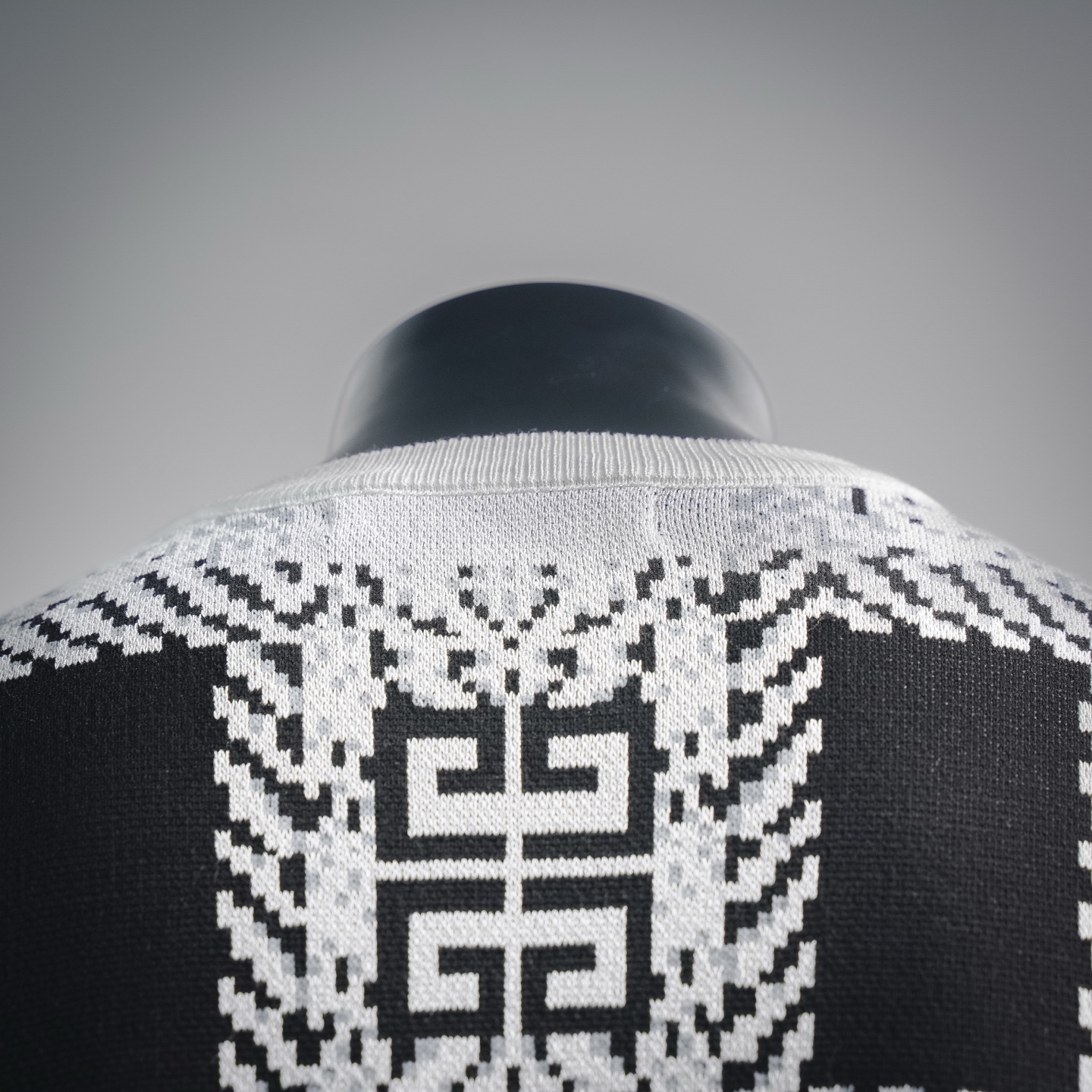 Given jacquard knitted t-shirt