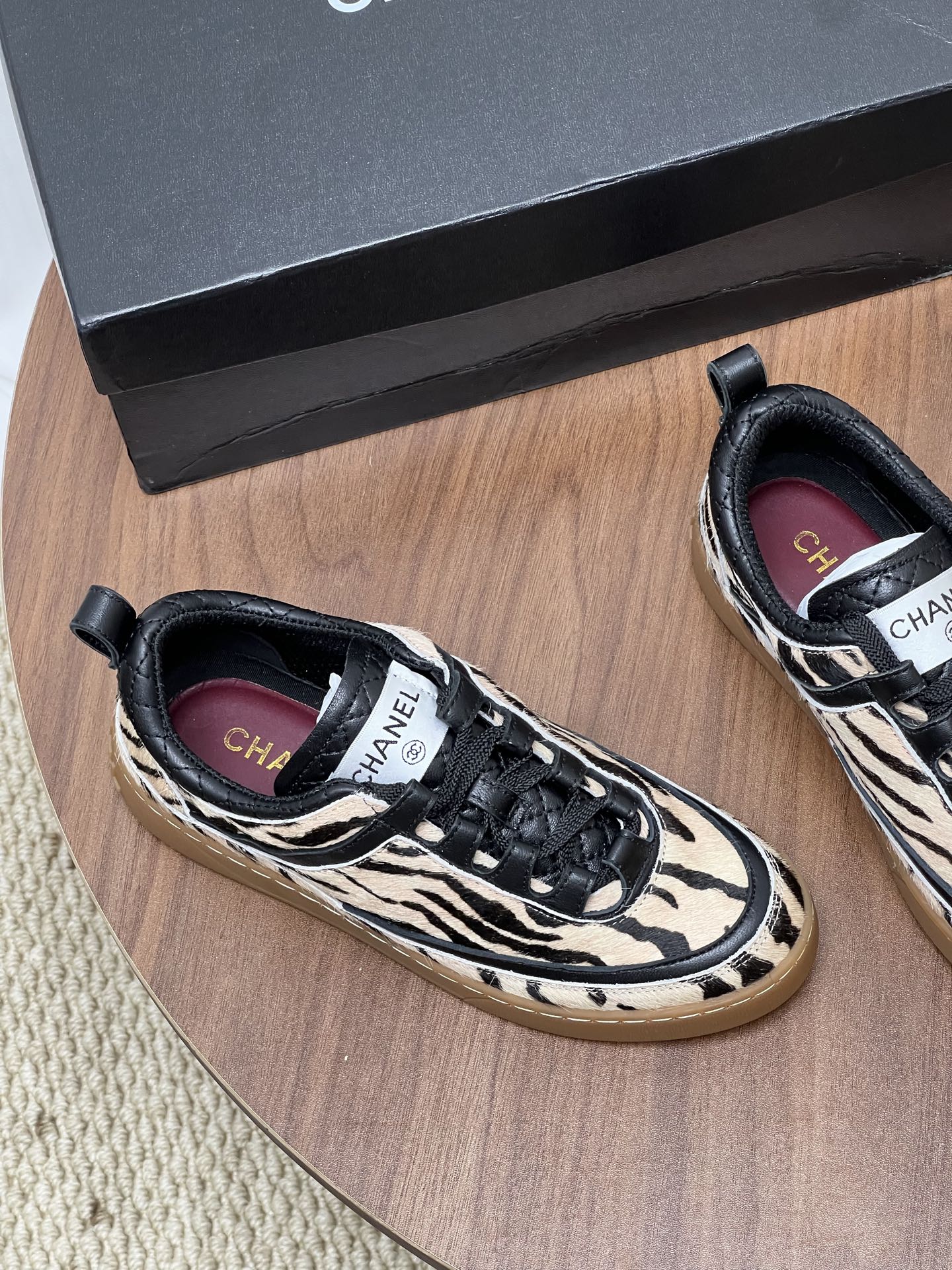 Chan sneaker