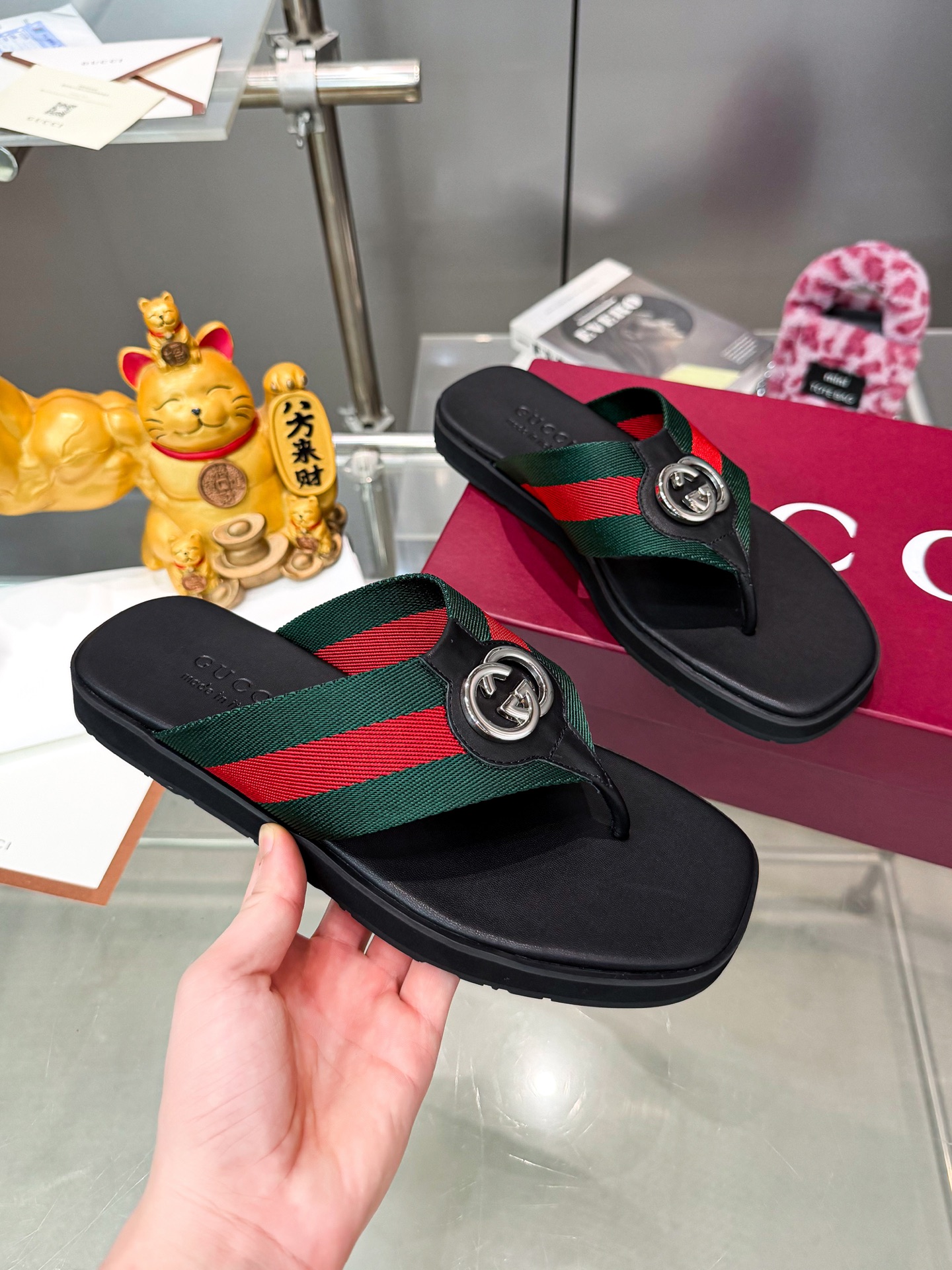 Guc slippers