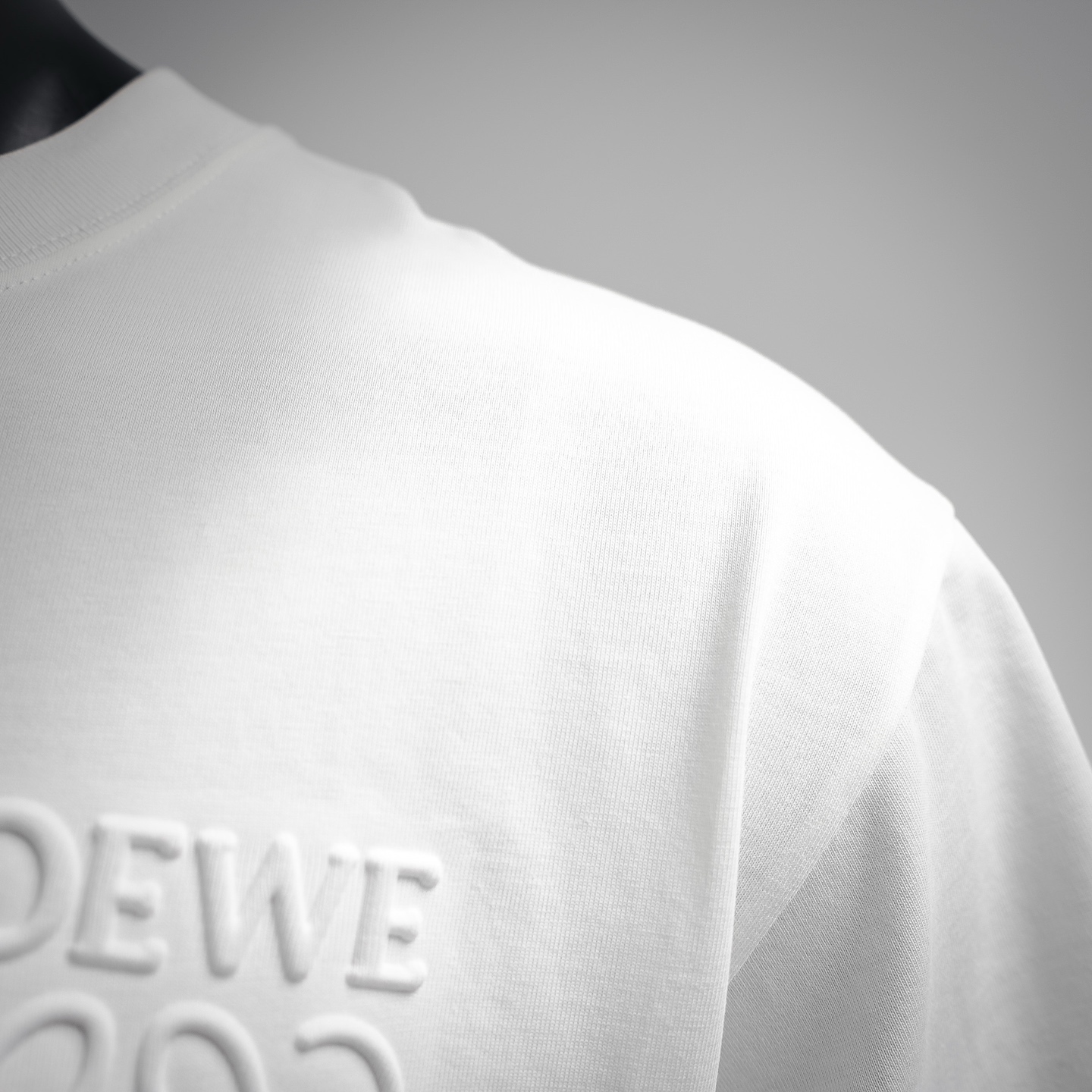 Loe emboosed badge t-shirt