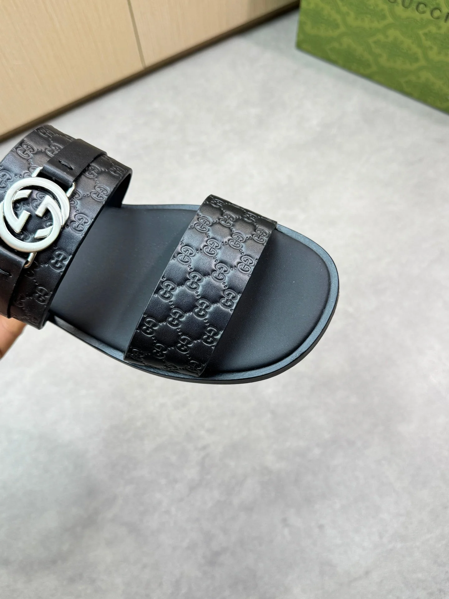guc 25ss leather slippers