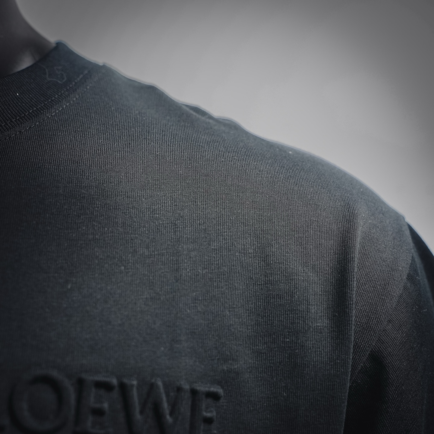 Loe emboosed badge t-shirt
